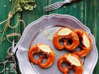 危险与美味并存一一德国碱水包,一杯啤酒、一个普雷结.......在这春意盎然的季节，是一件多么惬意的事！