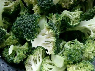 迷迭香黑胡椒牛排,西蓝花洗净，用手掰成小瓣