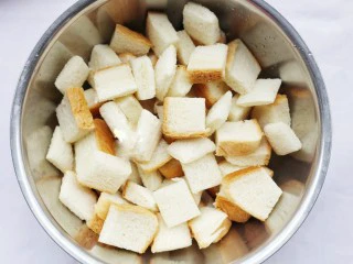 超好吃的蛋烤吐司块,土司换大盆装好。