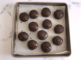 迷你巧克力夹心派,蘸满巧克力后放冰箱冷藏保存（一定要铺油纸）巧克力凉透后就可以食用啦