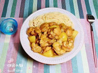 咖喱鸡土豆意面,咖喱鸡配上一面，就可以上桌了！