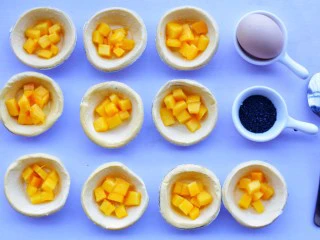 网红蛋挞皮芒果酥,装入蛋挞皮里。