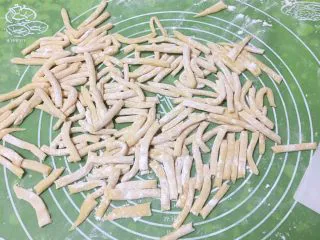 蔓越梅沙琪玛,撒一些面粉,条子不要黏合。