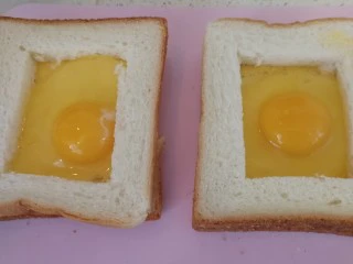 快手早餐&吐司鸡蛋烤火腿&小米粥,打上鸡蛋（如图）