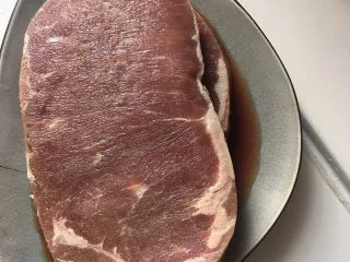 家庭自制牛排 ,融化后沥干水分 