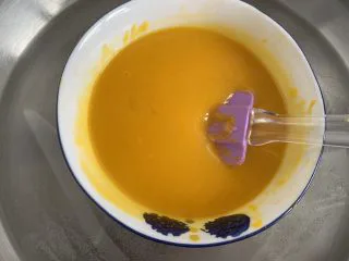 芒果慕斯蛋糕,吉利丁片隔水融化(水温不要超过50°C,否则影响凝固),或者将芒果泥隔水加温,再加入软化好的吉利丁片,不断搅拌至吉利丁片完全融化。