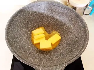 美味小零食 别样雪花酥,不粘炒锅烧热后加入无盐黄油