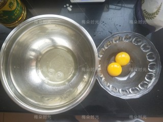 纸杯蛋糕(不塌不裂),蛋清,蛋黄分离。