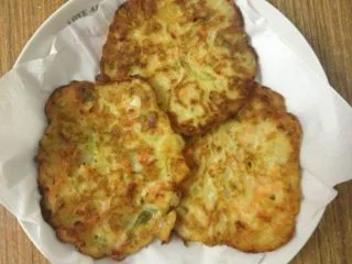 黑胡椒土豆饼,锅内放油，用勺子舀一勺面糊，轻放锅中，中火煎，翻面之前放点黑胡椒。两面金黄出锅。