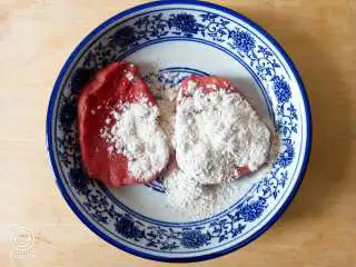 法式红酒牛排,将牛排料裹入牛排，腌20分钟