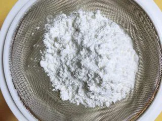 浓香蜜瓜蛋挞,将低筋面粉过筛到奶糊中。