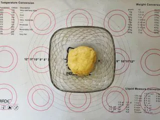 爆浆紫薯仙豆糕,揉搓成面团盖上保鲜膜松弛半个小时。
