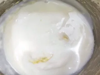 芝士控最爱的蔓越莓芝士条,加入酸奶拌匀