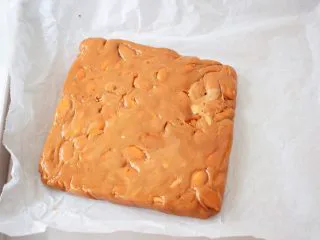 海盐杏仁太妃糖,再盖上一张油纸，开始整形