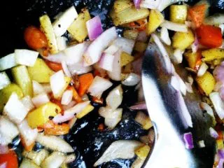 肉酱茄汁意面伴牛排,黄油少许依次炒香洋葱，土豆，胡萝卜丁，肉未