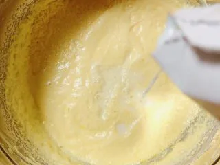 迷迭香玛芬蛋糕（制作耗时最短）,打发好的黄油鸡蛋液中，加入80ml牛奶，用打蛋器轻搅均匀。