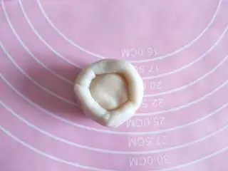 酥掉渣的蛋黄酥，月饼季做起来,取一个油皮，包住一个油酥，利用手虎口位置慢慢捏紧，收口向下放置。