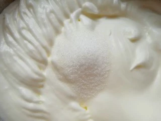 斑马纹戚风蛋糕(8寸),高速打发至出现明显的纹路,最后加入剩下的15g细砂糖,