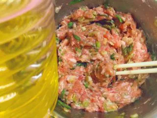 马卡龙色 高颜值汤饺系列@@ 猪肉大葱馅●麦穗饺,然后色拉油，我用的大豆油，20g顺滑并帮助肉泥锁住水分。 
