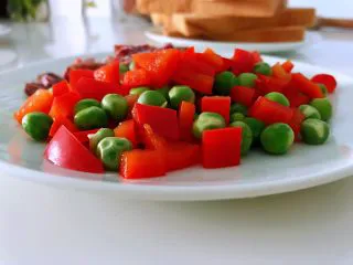 披萨吐司盏，补钙、补充胶原蛋白,捞出沥干水分，加入点点的盐拌匀，这样在吃的时候才觉得味道更鲜美。