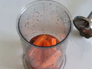 胡萝卜热狗面包,做营养美味早餐,胡萝卜擦细丝后切成碎末。或者胡萝卜加90克水用搅拌机打成胡萝卜汁。