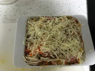 培根芝士焗饭,摆盘放入烤箱。190预热五分钟。200度烤10分钟即可。