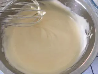 戚风杯子蛋糕,搅拌均匀。