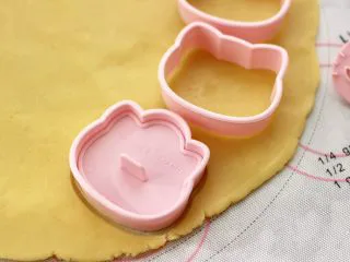 KT黄油蛋黄饼干,先在面片上压上饼干套,再放入印模,轻轻按压一下图案即可。