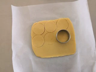 苹果奶酥小挞,将冷冻的挞皮从冰箱拿出来，压出圆形。