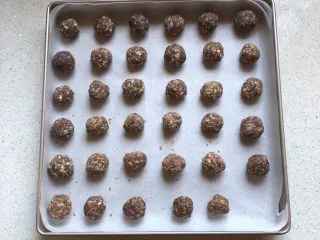 燕麦巧克力能量球,均匀的摆入方盘，这个分量正好一盘。