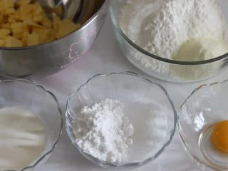 醇香酥脆的曲奇饼干(曲奇枪版),冬日温暖小零食,黄油切成小块,室温软化,气温低的话,可以用热吹风辅助软化,不要融化。