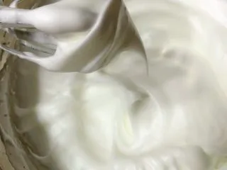 奶油奶酪戚风,打到提起打蛋器有一个如图的小三角就行了