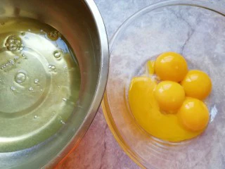 6寸中空戚风蛋糕,蛋清蛋黄分离。