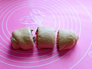 沙拉火腿面包卷,再切出三段。(大小段可以根据个人喜欢)