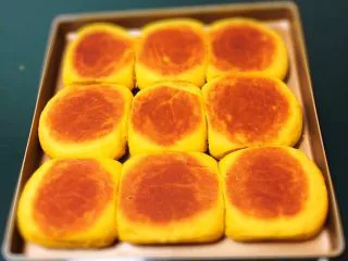 南瓜喜饼+芝麻核桃味,烤完拿出冷却。