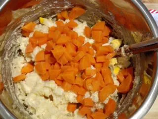 正宗西式土豆沙拉,陆续放入鸡蛋丁、胡萝卜丁，