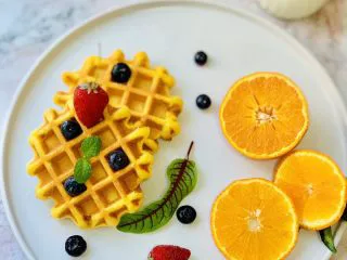 胡萝卜华夫饼,搭配喜欢的水果、酸奶、饮品。