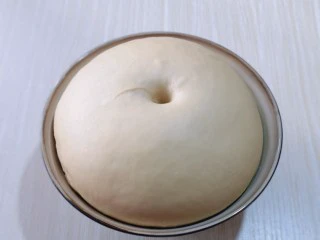 红豆日式咖啡面包卷,发酵至原来两倍大!可以用手指摁一下,不回弹,不塌陷即可!