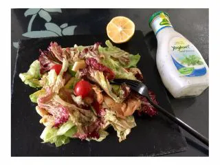 三文鱼鸡胸牛油果沙拉,摆拍完之后就变成了这样... 用了最近很喜欢的冠利酸乳酪味沙拉酱～其实这两种生菜不用沙拉酱也很好吃 