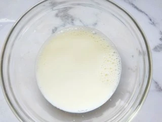 欧式风情下午茶|加了苹果的蛋挞,找一个干干净的玻璃碗,倒入40g纯牛奶。