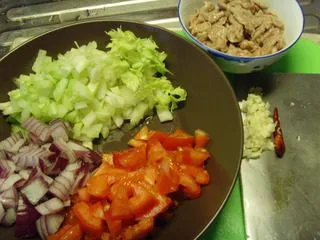 杂菜意大利粉,在煮意大利粉時, 可以準備:西芹, 蕃茄, 洋葱切粒, 蒜瓣切碎, 干椒1支.