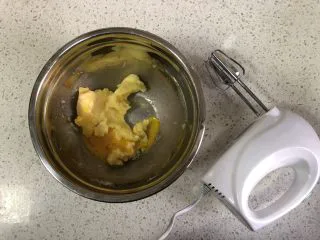 蔓越莓曲奇(原味&可可&抹茶),分两次加入蛋液,用电动打蛋器稍微打发到蛋液和黄油融合即可。