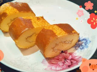 柔软到出乎意料-奶酪蛋糕卷,卷好放冰箱冷藏一夜哦( •̀∀•́ )(卷的并不好看不要笑我就不献丑了)