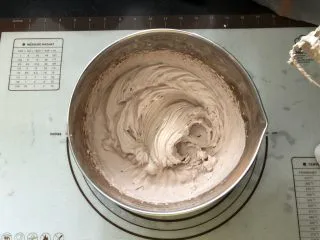 浓情蜜意－巧克力奶油蛋糕,打至有清晰的纹路。