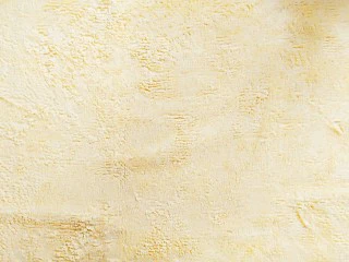 榴芒千层蛋糕,煎完第一张之后,要把锅放在一个湿毛巾上降温,这样做的目的是怕锅太热,面糊一放下去就结在锅底摊不匀称了!所以一定要备一块湿布在灶上!