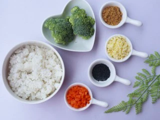 西兰花肉松芝士饭团,🍓准备食材🍓：米饭一碗，胡萝卜半根，肉松1大勺，西兰花100g，马苏里拉芝士碎适量，盐少许。