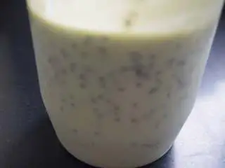 奇亚籽双色酸奶木糠杯,搅拌均匀后的奇亚籽牛油果酸奶是这样的