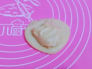 椰香桂花豆沙酥,酥一小块油皮，总擀面杖轻轻擀圆，再包上油酥。