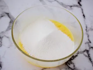 巧克力蛋糕甜甜圈,筛入低筋面粉和泡打粉,搅拌均匀