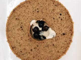 网红爆浆珍珠蛋糕,在蛋糕中间先放点打好的奶酱,放几粒珍珠,再填满奶酱